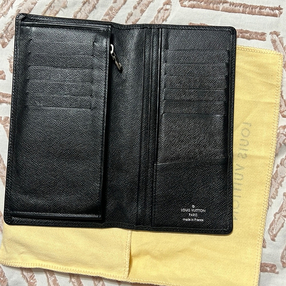 Authentic Louis Vuitton black taiga leather Brazza wallet code (SP4132)